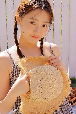 中午妈妈在厨房做饭