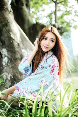 中午妈妈在厨房做饭