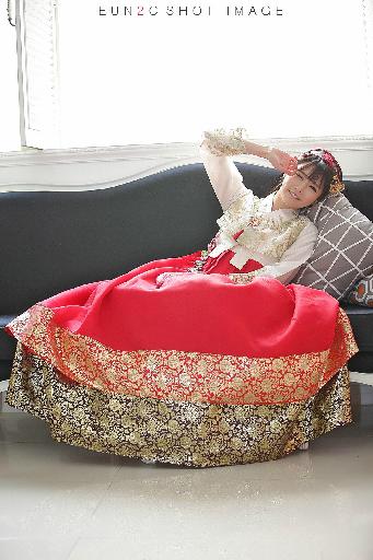 小保姆在厨房做饭